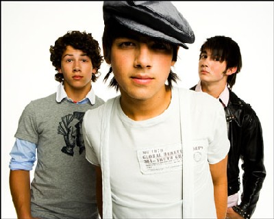 Jonas-Brothers-ta01[1].jpg